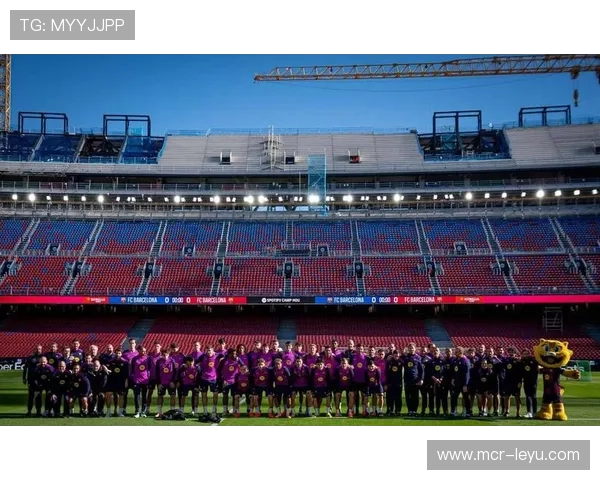 诺坎普球迷高唱“孔德是救世主”，巴萨主场气氛沸腾助球队逆转。