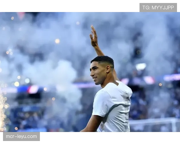 王子公园球场：巴黎球员赛后绕场致谢，球迷高唱队歌庆祝晋级